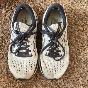 Brooks Glycerin 19 running shoes.